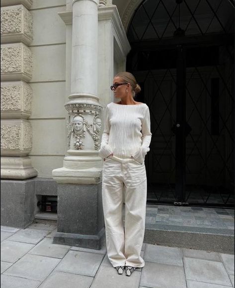 White Cargo Pants Winter Outfit, Cargo Cream Pants Outfit, Cream Monochrome Outfit, Cargo Pants Winter Outfit, Pants Winter Outfit, Cargo Pants Winter, Cream Pants Outfit, White Cargo Pants, Cream Pants