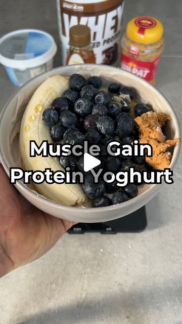 Alfie Evans | Online Fitness Coach on Instagram: "Muscle Gain Protein Yoghurt✅  300g 0% fat Greek yoghurt 1 scoop whey protein Whole banana 150g blueberries 30g peanut butter 20g honey  705 calories  60g protein  For daily muscle gain/fat loss tips follow me." Healty Meals, Whey Protein Recipes, Peanut Butter Blueberry, Exercise Food, Protein Bowl, Fat Loss Tips, Fitness Meals, Protein Bowls, Healthy Fitness Meals