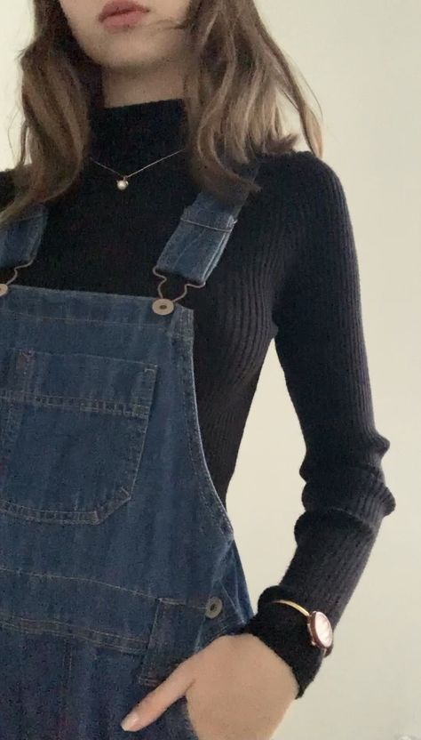 Low Turtleneck Outfit, August Outfit Aesthetic, Turtle Neck Outfit Ideas For Women, Turtleneck With Overalls, Cute Black Turtle Neck Outfits, Overalls Turtleneck Outfit, Turtle Neck Layering Outfit Aesthetic, Overalls And Turtleneck, Turtle Neck With Overalls