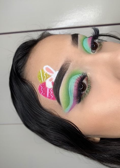 Easter Graphic Eyeliner, Easter Eye Makeup Ideas, Easter Makeup Looks Eyeshadows, Easy Easter Makeup Looks, Easter Make Up, Easter Eye Makeup, Easter Makeup Ideas, Easter Makeup Looks, Spring Eye Makeup