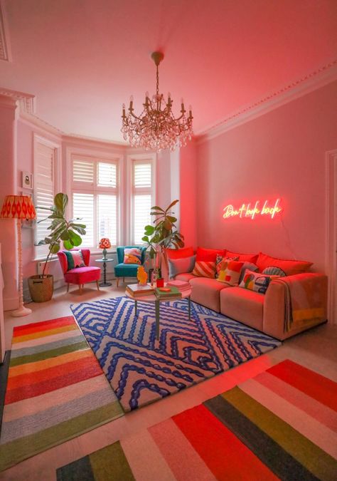 Neon Living Room Aesthetic, Neon Lights Living Room, Neon Home Decor, Funky Living Rooms, Aesthetic Neon, Neon Signs Home, Aesthetic Living Room, Neon Room, Common Room