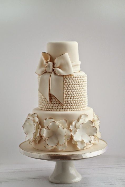 Ivory And Gold Wedding, Fancy Wedding Cakes, Bridal Shower Cakes, Gateaux Cake, Amazing Wedding Cakes, White Wedding Cakes, Modern Wedding Cake, Gold Wedding Cake, Elegant Cakes