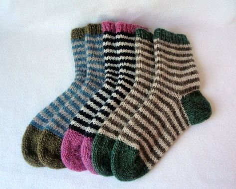 Chunky Guy Socks - Adult/Teen Socks - Striped Sock Pattern Knit Sock Pattern, Teen Socks, Easy Patterns, Sock Knitting, Sock Knitting Patterns, Thick Yarn, Slippers Cozy, Sock Patterns, Striped Socks