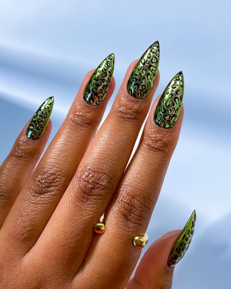 Combined three of my favourite things to create this set inspired by one of my fave Tom Ford Fall 18 looks. The three things are chrome, cat eye gel and fashion, of course 🐆💚✨ Swipe for the inspo and different lighting <<< Using (inc gifting/pr): Spring Green & Lime Green Chromes - @varnailcom Custom cat eye gel Primary Black - Medusa Topcoat - American Creator _ _ #nailart #nailsoftheday #nailstagram #explorepage#nailinspo #stilettonails #nails #nailitdaily #nails #fallnails #chrome #na... Black Medusa, Things To Create, Green Chrome, Cat Eye Gel, My Favourite Things, Eye Gel, Custom Cat, Stiletto Nails, Spring Green