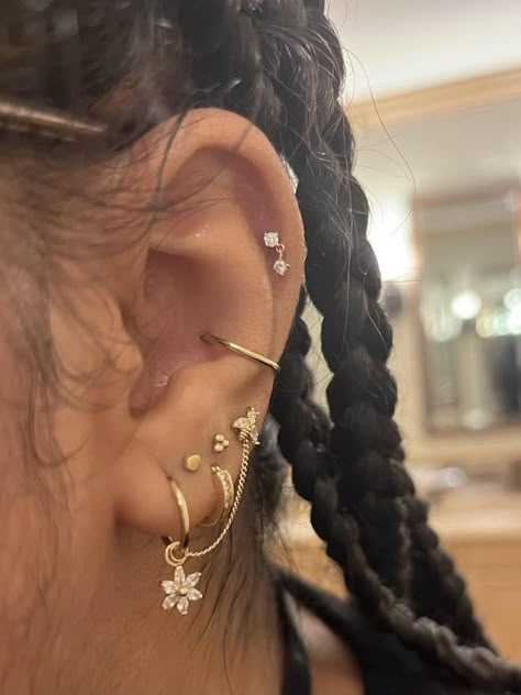 Pretty Silver Earrings, Ear Curation Silver, Piercing Stack, Ušný Piercing, Earring Stacks, Piercing Inspo, Cool Ear Piercings, Pretty Ear Piercings, Cool Piercings