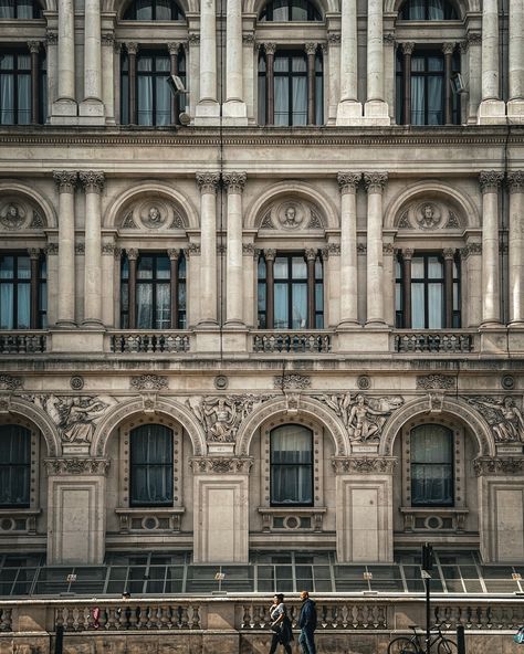 Whitehall, a central London street, showcases a blend of neoclassical and Victorian architecture, reflecting its historical significance as the heart of British government. The grand structures, such as the Banqueting House designed by Inigo Jones, exhibit classical symmetry and Palladian elements. Admiralty Arch and the Treasury have impressive facades with Corinthian columns, while the Gothic Revival style of the Ministry of Defence contrasts with surrounding buildings. Whitehall’s architec... Classical Revival Architecture, Collegiate Gothic Architecture, Government Building Architecture, 1800s Architecture, Elizabethan Architecture, Admiralty Arch, 1920s Architecture, Neo Classical Architecture, Corinthian Columns