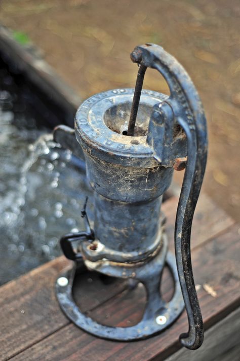 Making a Trough Fountain from an Antique Water Pump Water Trough Fountain, Vintage Water Pump Ideas, Old Pump Fountain, Old Hand Pump Water Feature, Old Water Pumps, Domestic Geek, Hand Water Pump, Wooden Trough, Goat Pen