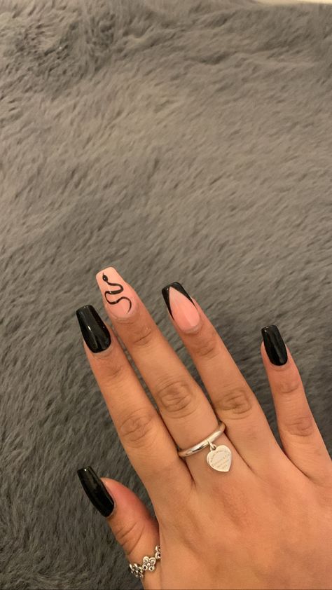 Semicolon Nail Design, Snake Art Nails, Black Nails With Snake Design, Acrylic Nails Snake Design, Snake Acrylic Nail Designs, Simple Snake Nails, The Weekend Inspired Nails, Black Snake Nail Design, Snake Nail Art Design