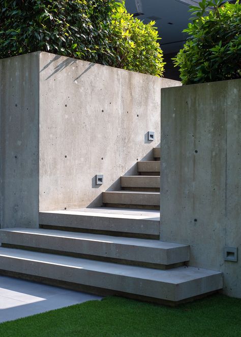 Concrete Fences, Yard Trees, Steep Gardens, Patio Stairs, Architectural Concrete, Landscape Stairs, Modern Outdoor Spaces, Outdoor Walkway, Contemporary House Exterior