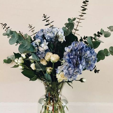 9 Trader Joe's Flower Arrangement Ideas We're Stealing From Instagram Flower Arrangements Trader Joe’s, Trader Joe’s Flower Arrangement, Trader Joes Flower Arrangements, Yellow Flower Arrangements, Summer Flower Arrangements, Flower Boquet, Yellow Bouquets, 2024 Aesthetic, Bedroom Stuff