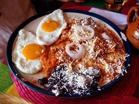 Chilaquiles Breakfast Chilaquiles, Traditional Mexican Breakfast, Real Mexican Food, Mexican Menu, Frijoles Refritos, Mexican Breakfast Recipes, Mexican Breakfast, Mexican Dessert Recipes, Spanish Dishes