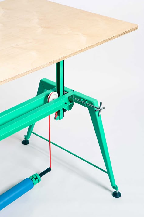 Build Momentum Behind Your Desk With the Counterweight Table Graphic Designer Office, Furniture Portfolio, Height Adjustable Table, Plywood Table, Adjustable Computer Desk, Simple Machine, Furniture Design Diy, Dutch Furniture, Electric Standing Desk