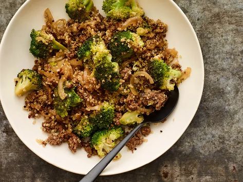 Beef and Broccoli Quinoa Bowl Recipe | SELF Broccoli Quinoa Bowl, Ground Beef And Quinoa, Broccoli Quinoa, Golo Recipes, Golo Diet, Quinoa Recipe, Winter Meals, Beef And Broccoli, Chinese Takeout