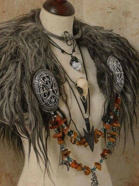 Viking Sorceress Cosplay, Necromancer Costume Diy, Viking Era Clothing, Viking Headpiece, Viking Headdress, Vikings Costume, Steampunk Viking, Viking Costumes, Viking Clothes