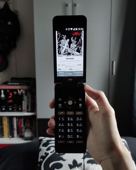 #japaneseflipphone #flipphone #keitai #garakei #nostalgia #japanesephones #kyocerakyf31 #kyf31 #gratina #mitsukocore #2000s #aesthetic #tech Cute Flip Phones, 2000s Phone, Aesthetic Tech, Old Cell Phones, Hidden Truth, Tech Aesthetic, Coil Pots, Retro Photography, 2000s Aesthetic