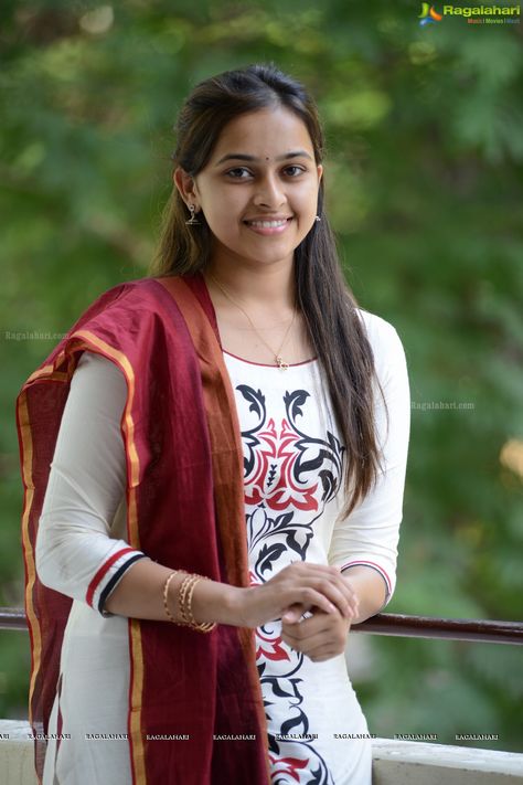 Sri Divya, Heroines Photos, Telugu Heroines, Gorgeous Smile, Indian Wedding Photography Poses, Cute Short Dresses, Actors Images, Actress Pics