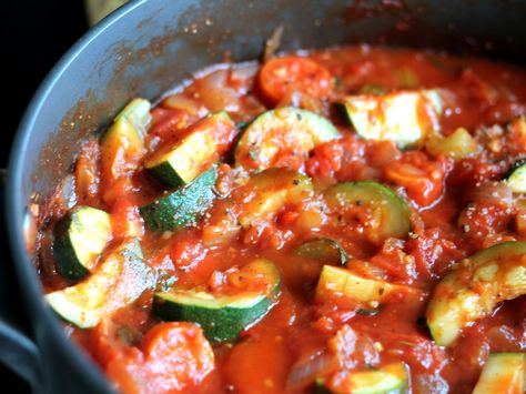 From scratch: Homemade Arrabbiata Sauce with Zucchini (the only tomato sauce you'll ever need) Arrabbiata Sauce, Zucchini Recipes Healthy, Zucchini Tomato, Sauteed Zucchini, Healthy Zucchini, Tomato Pasta, Zucchini Recipes, Pasta Sauce, Sans Gluten