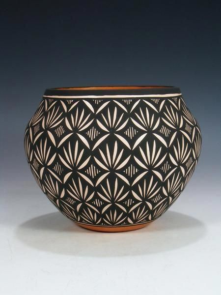 African pottery is a diverse and rich tradition of crafting functional and decorative ceramics across the African continent. It varies greatly in terms of style, technique, and purpose, reflecting the cultural diversity of Africa's numerous ethnic groups. These pottery pieces often feature intricate designs, patterns, and symbols that carry cultural and spiritual significance. Coil Pueblo Pottery, Coiled Pottery, Acoma Pueblo, African Pottery, Southwest Pottery, Native Pottery, Coil Pottery, Painted Pots Diy, Pueblo Pottery