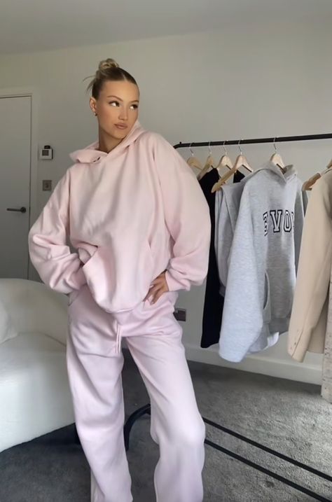 Pink Sweatsuit Aesthetic, Pink Clean Girl Aesthetic Outfit, Clean Girl Comfy Outfit, Pink Cozy Outfits, Aesthetic Clean Girl Outfits, Daisy Louisa Outfits, Basic Pink Outfit, Pink Clean Girl Outfits, Comfy Outfits Pink