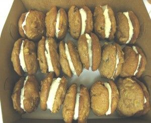 Delicious looking carrot cake cookies by @JustJennDesigns yummy! Carrot Cake Cookie Sandwich, Honey Tincture, Cake Cookie Sandwich, 5 Star Recipes, Marajuana Recipes, Carrot Cake Sandwich Cookies, Carrot Cake Cookie, Infused Food, Recipes For Cakes