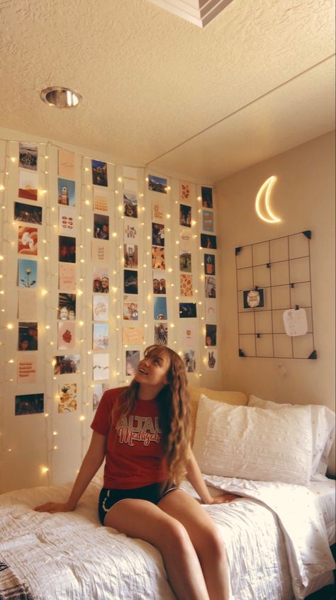 College Dorm Room Ideas Photo Wall, College Picture Wall Ideas, College Dorm Room Photo Wall, College Dorm Picture Ideas, College Dorm Photo Display, Picture Wall Ideas Teenage Bedroom, Ways To Put Up Pictures In Your Room, Dorm Room Ideas Picture Wall, Teen Bedroom Wall Ideas