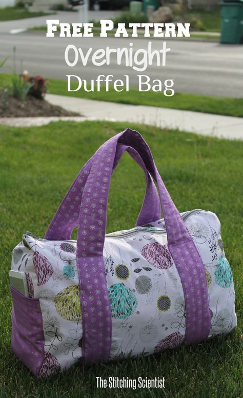 Free Pattern Overnight Duffel Bag #duffelbag #freesewingpattern Diy Sy, Diy Sewing Gifts, Sew Ins, Beginner Sewing Projects Easy, Sac Week End, Bag Sewing, Sewing Purses, Bag Patterns To Sew, Sewing Projects For Beginners