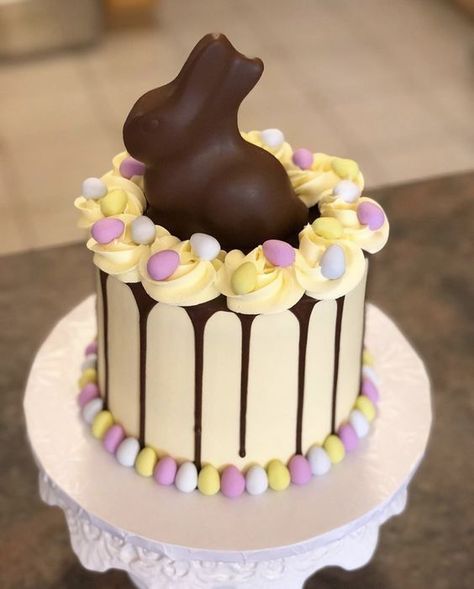 Easter Food Decoration Ideas, Easter Cake Designs Ideas, Easter Brunch Set Up, Easter Bakery Ideas, Easter Cakes And Cupcakes, Easter Cakes Ideas, Easter Cake Pop, Easter Baking Ideas, Easter Cake Ideas