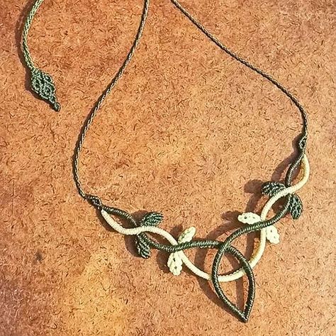 Galería de macrame’s Instagram profile post: “@ricardoartemanual 😍😍😍😍 . . . . . . #macramelovers #macrameart #macramecommunity #macramedesign #macrameknots #macramemaker #macrame…” Micro Macrame Necklace, Macrame Necklaces, Micro Macramé, Macrame Knots, Macrame Art, Macrame Necklace, Macrame Design, Micro Macrame, Macrame Jewelry