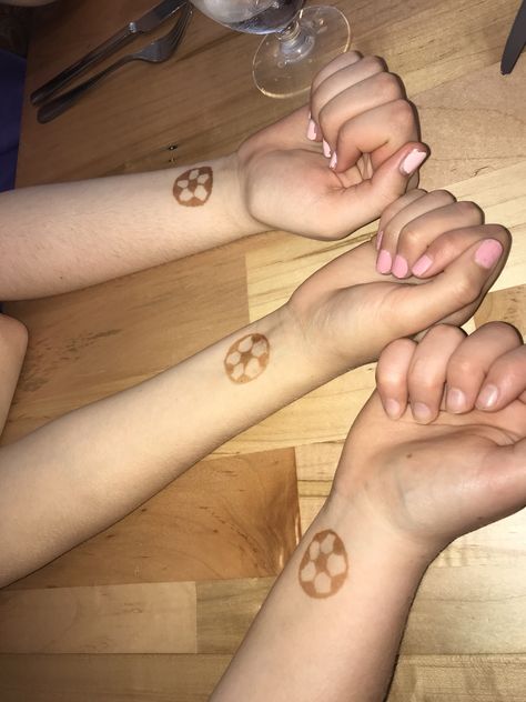 Soccer team henna💗⚽️ Henna Boys Design, Boy Henna, Henna For Boys, Cute Henna Tattoos, Team Ideas, Pretty Henna, Cute Henna, Henna Inspired Tattoos, Inspired Tattoos