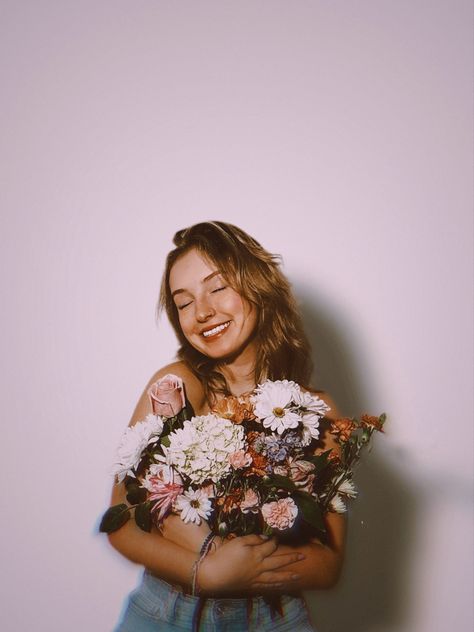 Girl Photoshooting Ideas With Flower, Birthday Flowers Pictures, Photos With Flowers Instagram, Self Portrait Photography Flowers, Self Portrait Poses With Flowers, Valentine Flower Photoshoot, Photography With Flowers Ideas, Photos Ideas With Flowers, Insta Photo Ideas Flower