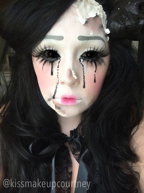 Broken cracked doll makeup Halloween Haunted Makeup Ideas, Cracked Doll Makeup Halloween, Haunted Doll Makeup, Creepy Doll Halloween Costume, Scary Doll Makeup, Halloween Hair And Makeup, Broken Doll Halloween, Creepy Doll Costume, Creepy Doll Makeup