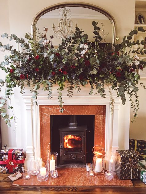 SEASONAL — MELANIE LISSACK INTERIORS Xmas Garlands, Christmas Fireplace Garland, Flower Fire, Christmas Diy's, Diy Christmas Fireplace, Christmas Fireplace Mantels, Fireplace Garland, Fireplace Christmas, Mince Pie