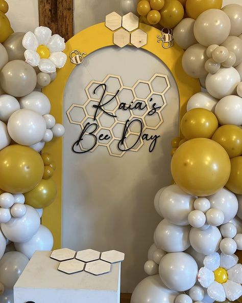 Bee Balloons, Bee Balloon, Decoration Buffet, Balloon Ideas, Decorations Party, Balloon Decorations Party, April 25, Queen B, 1st Bday