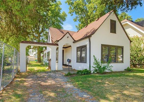 Stucco Exterior Ideas, Light Gray House Exterior, House Exterior Stucco, Light Gray House, Kitchen Doorway, Exterior Stucco, Red Brick House Exterior, Houses Exterior, Gray House Exterior