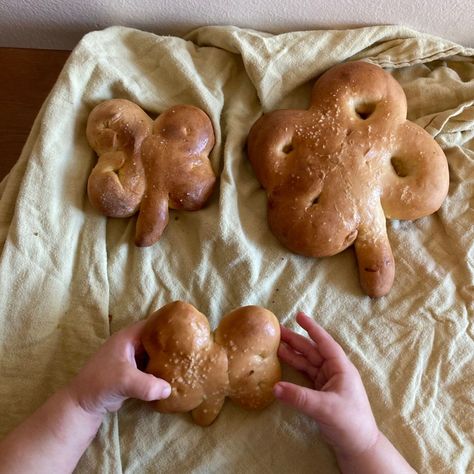 Baking with children is one of the most fun, and rewarded activities. We try to bake for every holiday. This is what we came up with for Saint Patrick’s Day, Shamrock Soft Pretzels! The boys loved to help me mix the dough, knead it, and try to form the shamrocks. It is so fun to watch them in the kitchen. Baking With Children, Baking Bread Recipes, Soft Pretzels, Baking With Kids, Saint Patrick's Day, Saint Patricks, Egg Wash, Saint Patrick, Pretzels