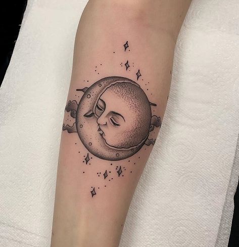 Sun And Moon Kissing Tattoo, Sun And Moon Kissing, Kissing Tattoo, Tato Paha, Valkyrie Tattoo, Kiss Tattoos, Moon Sun Tattoo, Celestial Tattoo, Rainbow Tattoos