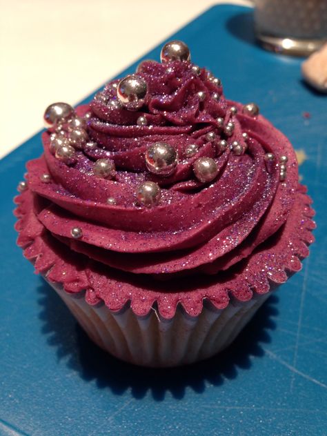 Purple glitter cupcakes wedding Sparkle Cupcakes, Cupcakes Wedding, Glitter Slides, Glitter Cupcakes, Frosting Tips, Creative Cupcakes, Food Menu Design, Cupcake Recipe, Glitter Cake