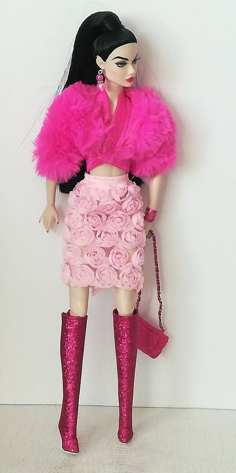 Super stylish! Fall fashion so cozy! Fit perfectly! Doll and other accessories are not included! Mackenzie Hollister, Barbies Dolls, Bratz Doll Outfits, Barbie Bridal, Glam Doll, Barbie Dress Fashion, Womens Sweatshirts, Barbie Style, Beautiful Barbie Dolls