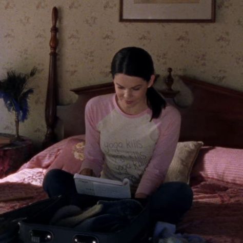 Gilmore Girls Style, Lorelai Gilmore Style, Fit Vegan, Roller Rink, Lorelai Gilmore, Gilmore Girls, Bowling, Yoga, Bed