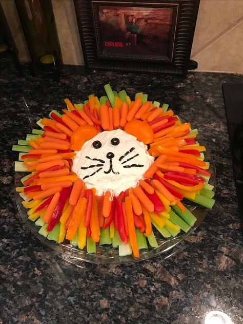 Lion face veggie tray Lion Head Veggie Tray, Jungle Themed Appetizers, Lion Vegetable Tray, Jungle Veggie Tray, Lion King Birthday Party Food Ideas, Safari Veggie Tray, Animal Veggie Tray, Lion Veggie Tray, Lion Veggie Tray Jungle Party