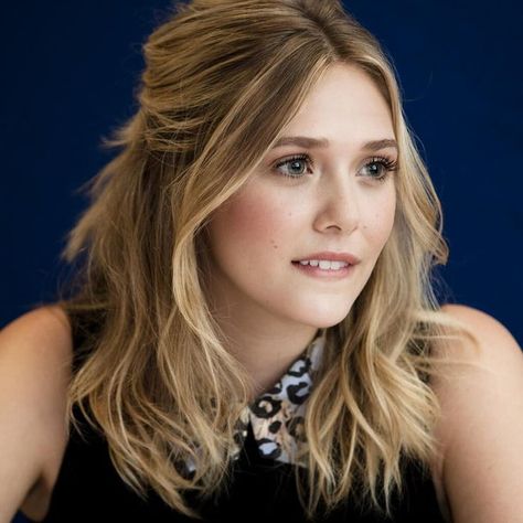 Elizabeth Olsen and her beautiful face! Elizabeth Olsen Biting Her Lip, Olsen Hair, Olsen Scarlet Witch, Elizebeth Olsen, Elizabeth Olsen Scarlet Witch, Mary Kate Ashley, Hair Color For Women, Lucille Ball, Winter Hair Color