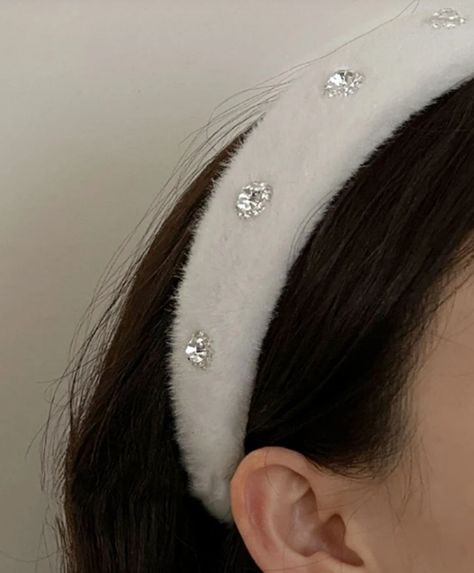 Tiara Aesthetic, Fuzzy Headband, Shein Aesthetic, Hogwarts Dr, University Girl, White Headband, Rhinestone Decor, Body Skin Care Routine, Diy Hair Accessories