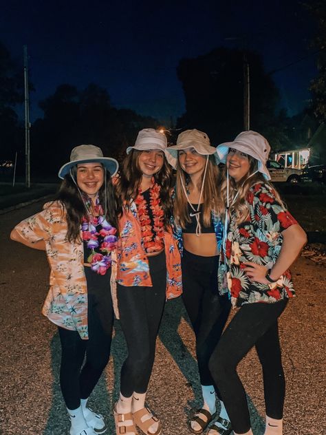 School Beach Day Outfit Ideas, Beach Theme Dress Up For School, West Coast Outfits Spirit Week, Hawaiian Tourist Outfit, Luau Costume Ideas, Camping Party Outfit, Cute Hawian Themed Outfits, Hawian Day Outfit Ideas, Beach Themed Spirit Week