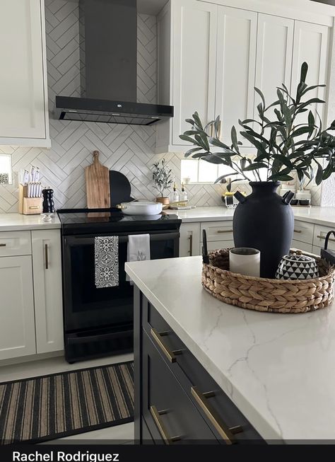 Island Centerpiece Ideas Kitchen, Black Kitchen Table, Girl Apartment Decor, Kitchen Countertop Decor, Kitchen Table Centerpiece, Countertop Decor, Olive Branches, Kitchen Island Decor, Kitchen Counter Decor