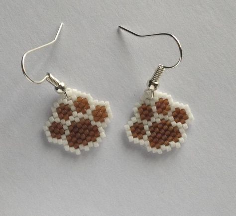 BEADED EARRINGS INSTRUCTIONS #BeadedEarrings Paw Print Earrings, Paw Print Jewelry, Art Perle, Motifs Perler, Brick Stitch Earrings, Seed Bead Patterns, Beaded Earrings Patterns, Beadwork Patterns, Beaded Crafts