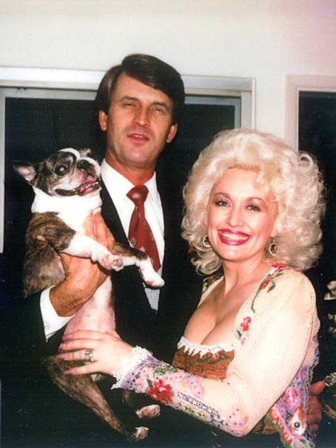 Why Dolly Parton and Carl Dean Keep Their Marriage Out of the Limelight Dolly Parton Marriage, Dolly Parton Husband, Dolly Parton Tattoos, Carl Thomas, Blake Shelton And Miranda, Dolly Parton Pictures, Longest Marriage, Sweet Love Story, Country Music Artists