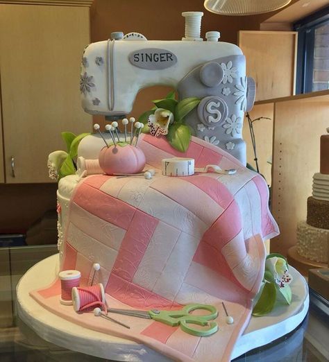 I don't know if you've seen these before, but here's how to make your own amazing Singer Sewing Machine Cake for the ultimate crafter in your family! Sewing Machine Cake Ideas, Rubber Duck Cake, Crayon Cake, Sewing Machine Cake, Sewing Cake, Halloween Wedding Cakes, Cowgirl Cakes, Starbucks Cake, Elephant Baby Shower Cake