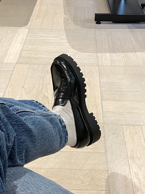 Loafers, leather loafers, boots trends, trendy shoes, trendy outfits, street style, Copenhagen fashion, fashion, loafers outfits, Emma chamberlain outfits, street fashion Emma Chamberlain Outfits, Chunky Loafer, Boots Chunky, Emma Chamberlain, Trendy Street Style, Wall Board, 2023 Fashion, Autumn Outfit, Outfit Goals