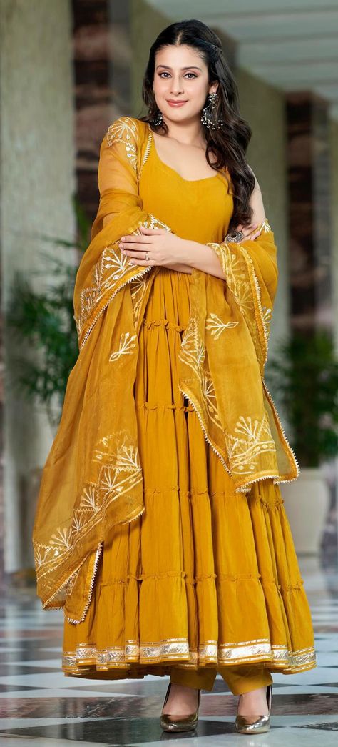 Isha malviya Festive Outfit Ideas, Isha Malviya, Wedding Guest Looks, Ethnic Outfits, Festival Makeup, The Modern Bride, Indian Home Decor, Suit Set, Wedding Guests