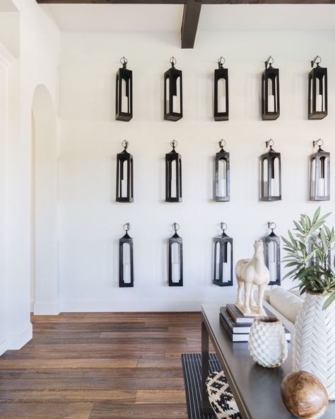 A lantern wall is the new gallery wall 😉 When working with such high ceilings in our Scottsdale project, we knew we had to design a rather… Lantern Decor Living, Living Room Neutral, Room Neutral, Wall Lanterns, Accent Walls In Living Room, Lantern Wall, Trendy Living Rooms, Neutral Living Room, Livingroom Layout